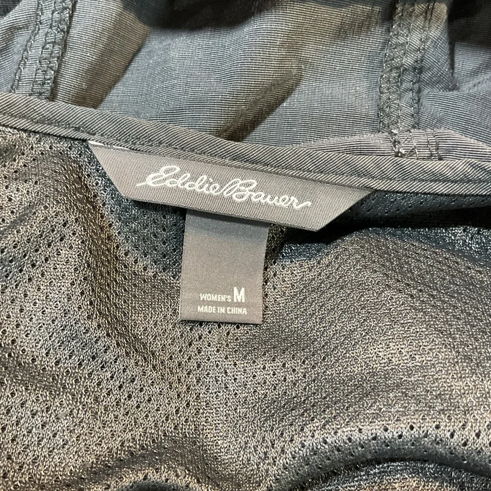 Eddie Bauer Dark Gray Rain Coat Light Parka Size M, Shell 73% Nylon Hood Pockets
